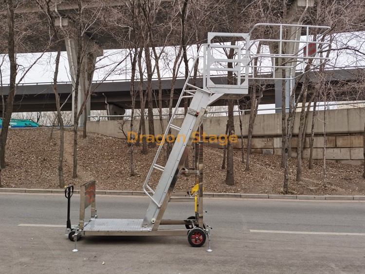 Camion-citerne échelle spéciale voiture d'échantillonnage en alliage d'aluminium en acier inoxydable mobile manivelle ascenseur télescopique plate-forme d'escalade échelle